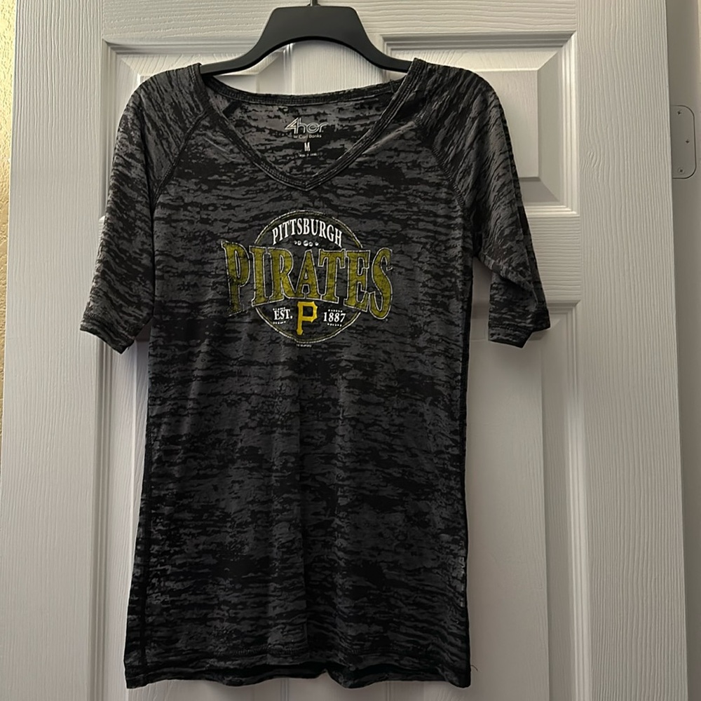 Pittsburgh Pirates Women’s Medium V-Neck Black Short Sleeve Shirt